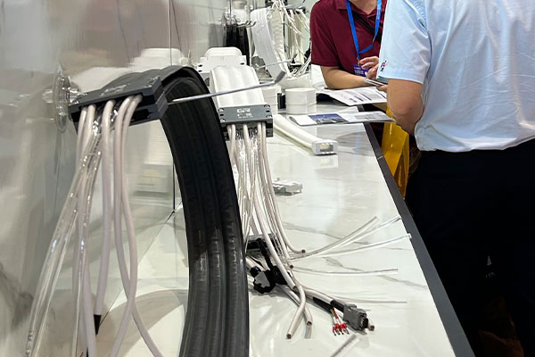 无尘拖链品牌在高精度应用中的成功案例分析(图2) image